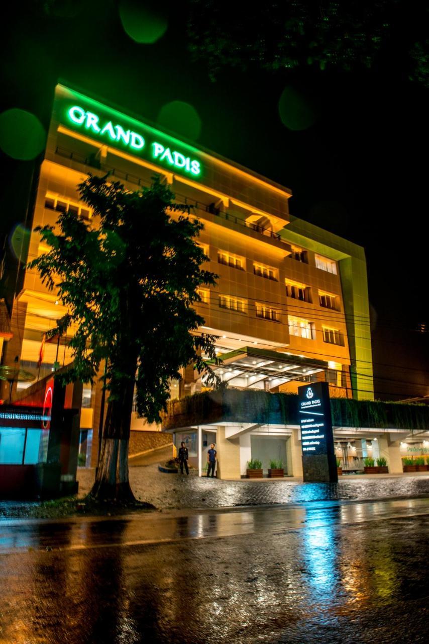Grand Padis Hotel Bondowoso Exterior foto
